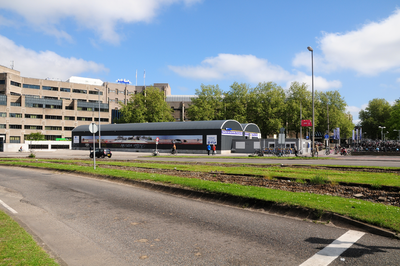 816124 Gezicht op de tijdelijke rijwielstalling op het Leidseveer te Utrecht. Op de voorgrond de opgebroken tramsporen ...